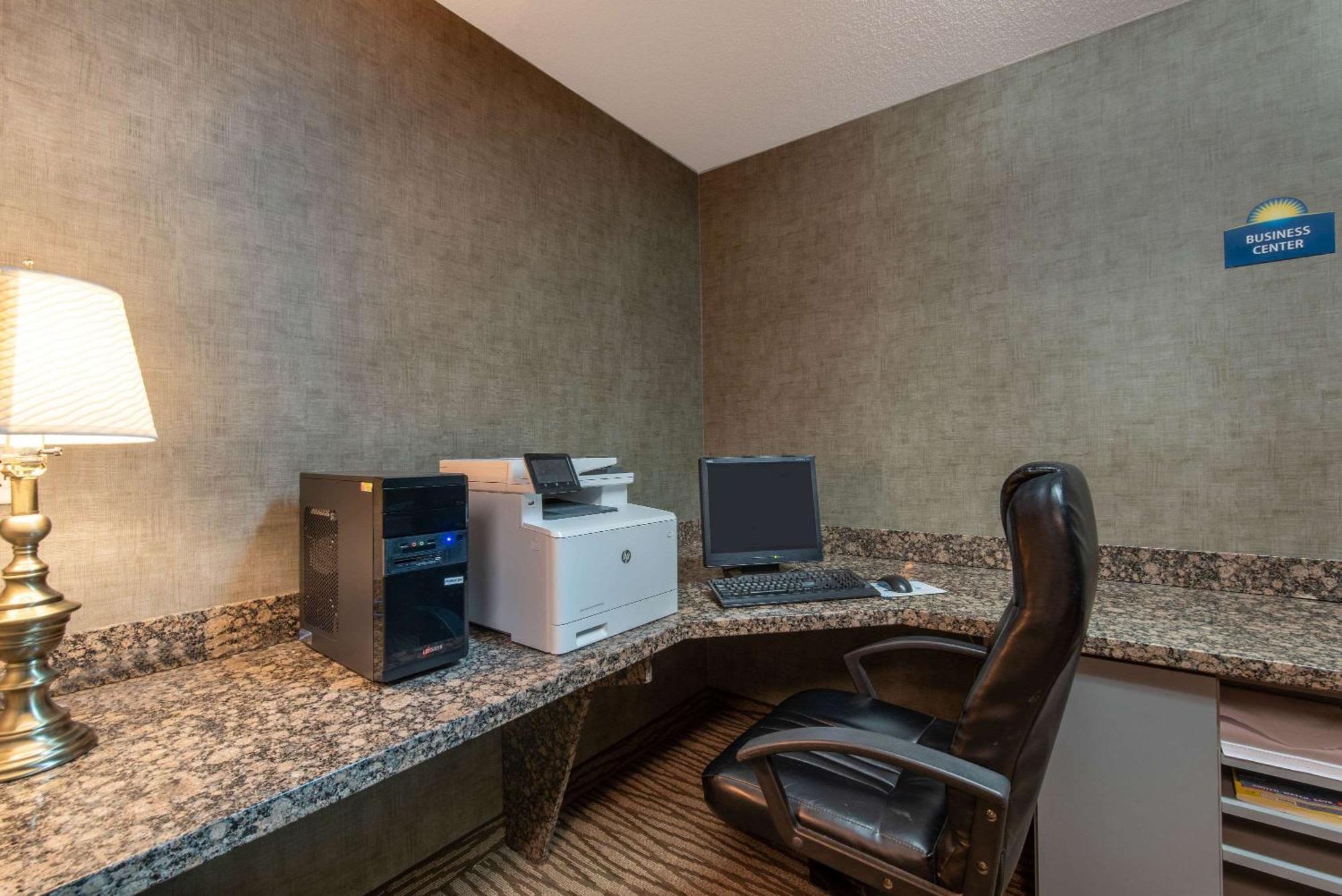 Days Inn By Wyndham Mitchell Sd Экстерьер фото