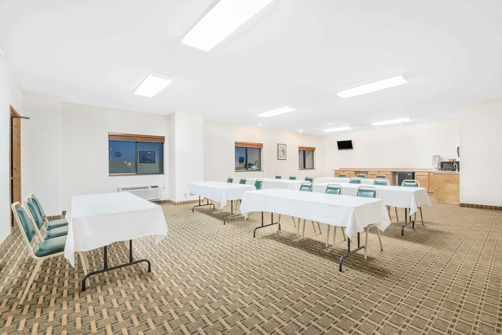 Days Inn By Wyndham Mitchell Sd Экстерьер фото